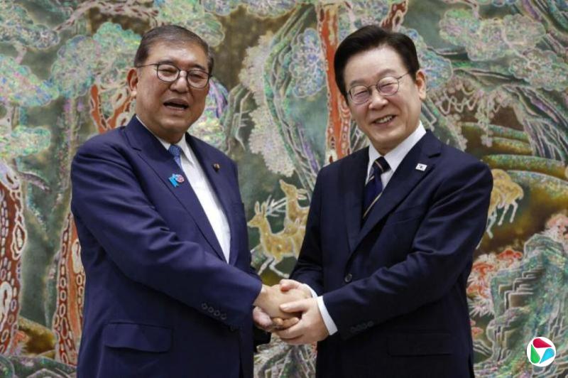 韩日首脑釜山会晤:承诺携手应对贸易动荡并加强安全合作