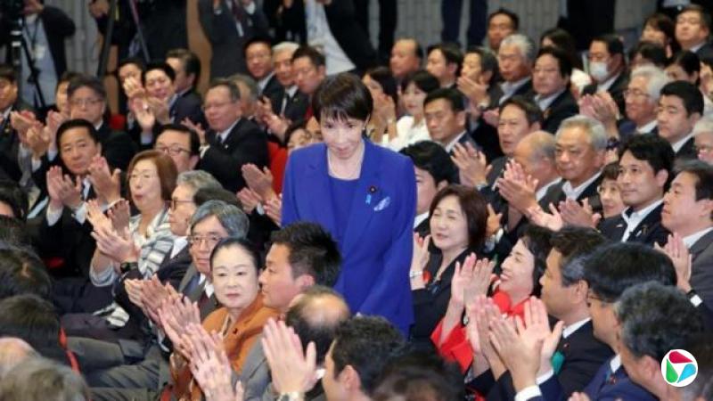 高市早苗在东京赢得自民党党魁选举后获得了掌声。