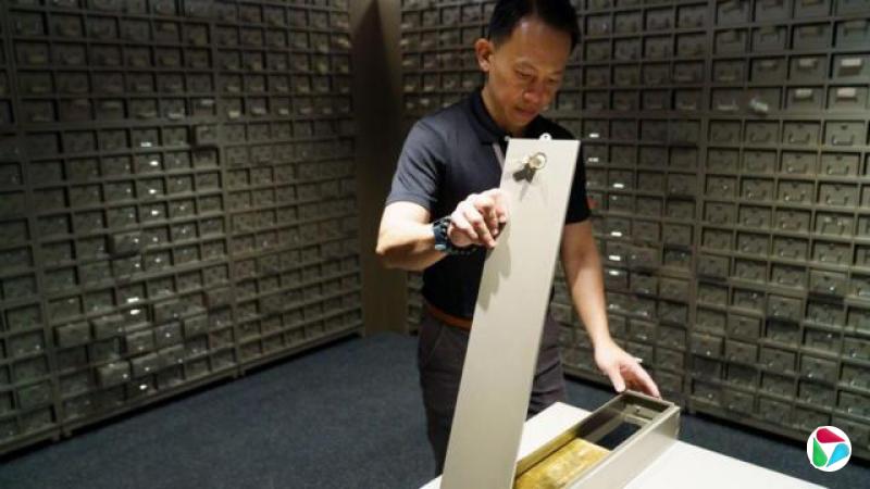 一名员工在新加坡 Silver Bullion 营运的 The Reserve 金库中处理金条。
