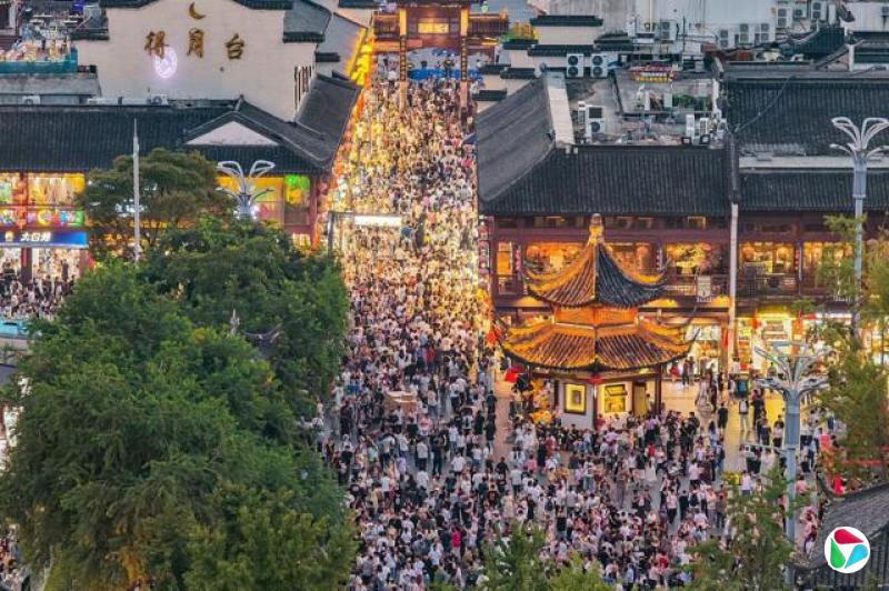 10月5日国庆中秋假期期间,中国江苏省南京市的南京夫子庙(南京孔庙)前人潮涌动。自10月1日为期八天的“双节”假期开启以来,全国各地旅游目的地游客激增。