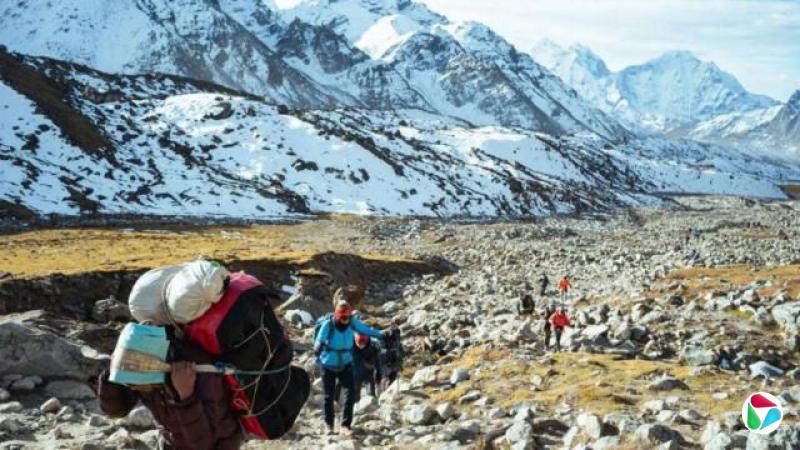 山上很多人在徒步