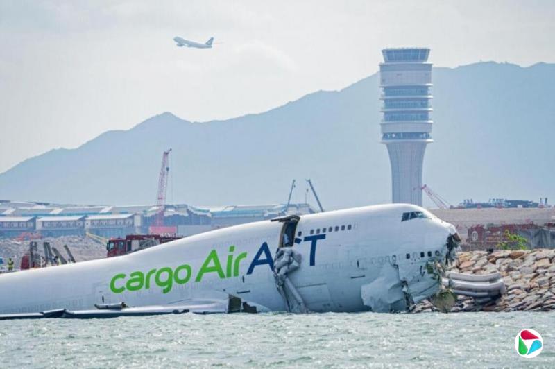 香港机场发生货机降落后坠海以外 两名机场员工死亡