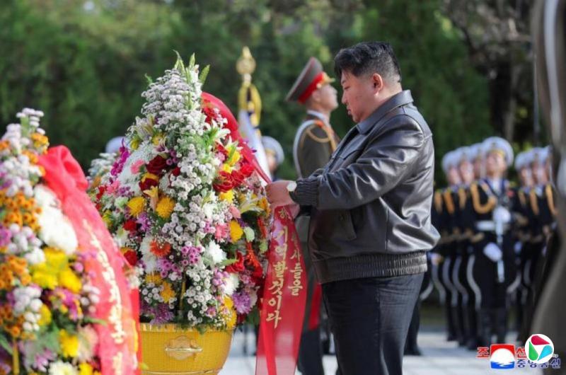 金正恩参谒中国人民志愿军烈士陵园
