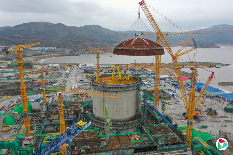浙江三澳核电站1号机组反应堆厂房正在安装穹顶,摄于2022年。