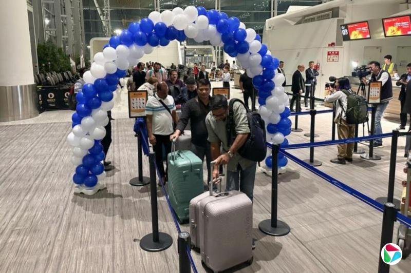 中印时隔五年恢复直航 首个航班降落广州