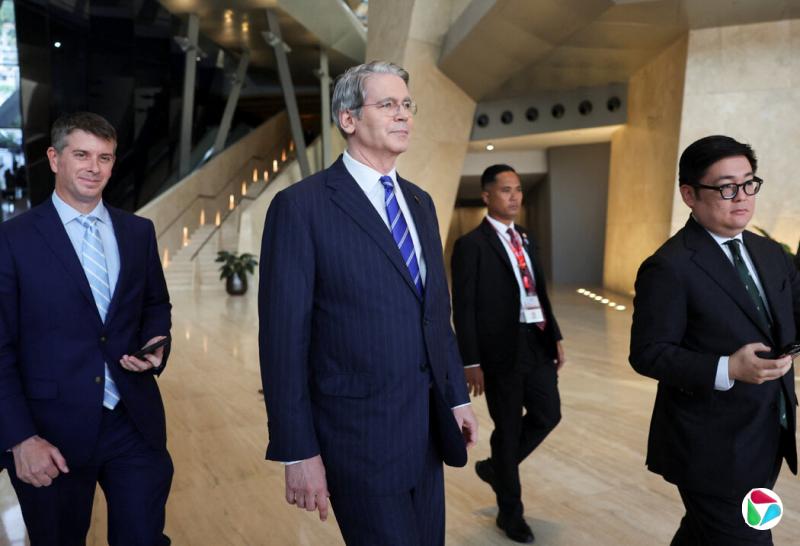 周日,马来西亚吉隆坡,美国财政部长贝森特在与中国的贸易谈判结束后离开会场。