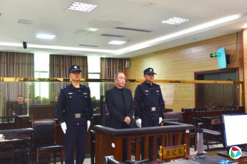 为谋取职务提拔,樊新中两次共送了200万,后升任董事长、厅长