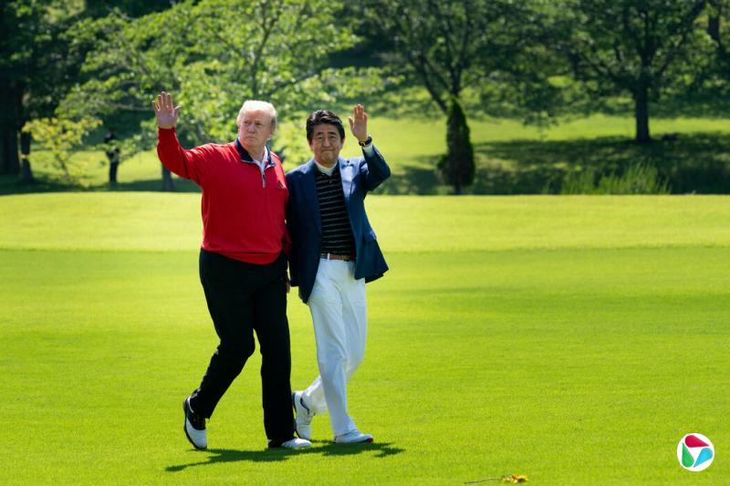 2019年,特朗普与安倍晋三在日本千叶县的高尔夫球场。安倍通过高尔夫运动与特朗普建立了密切关系。