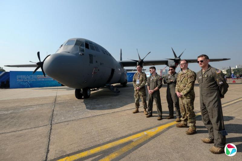 ȥ12ںھеԽϹʷչϣһվC-130ࡣ