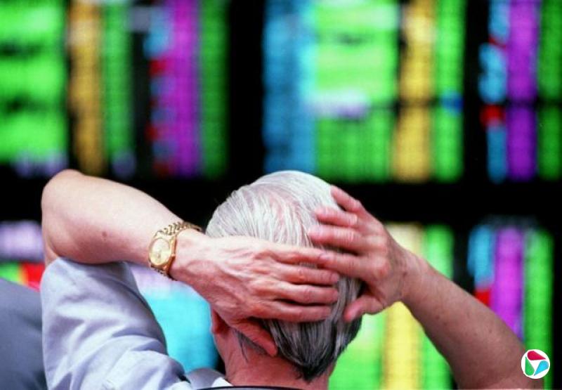 一名台湾民众正在观看股市行情。