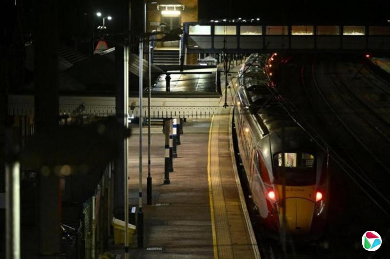 英国列车持刀伤人事件 多人受伤两人被捕