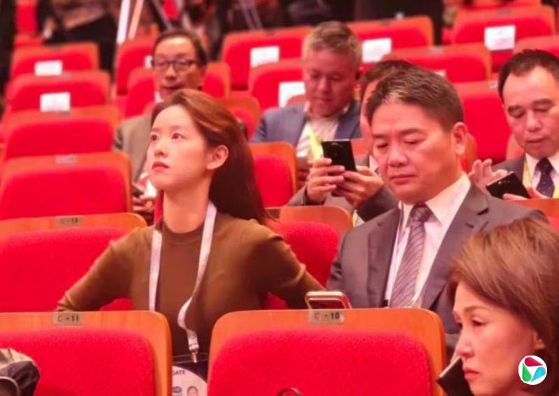 APEC会议被拍 刘强东吐槽照片难看:从此在老婆面前没自信