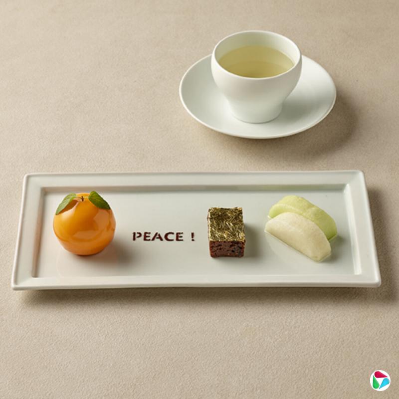 周三午餐上的的柑橘配金色装饰布朗尼甜点。