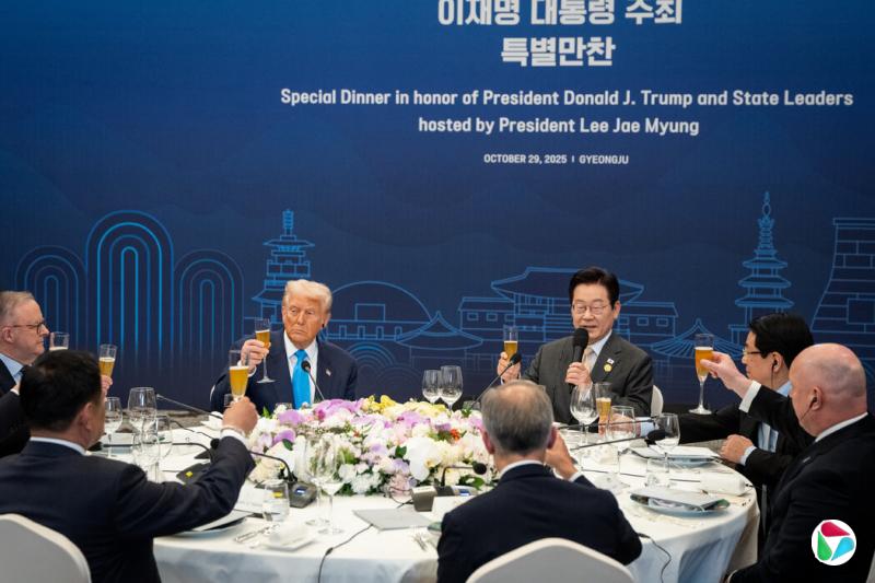 美国总统唐纳德·特朗普在韩国总统李在明举行的晚宴上举杯致意,此次晚宴有来自八个国家的领导人出席。