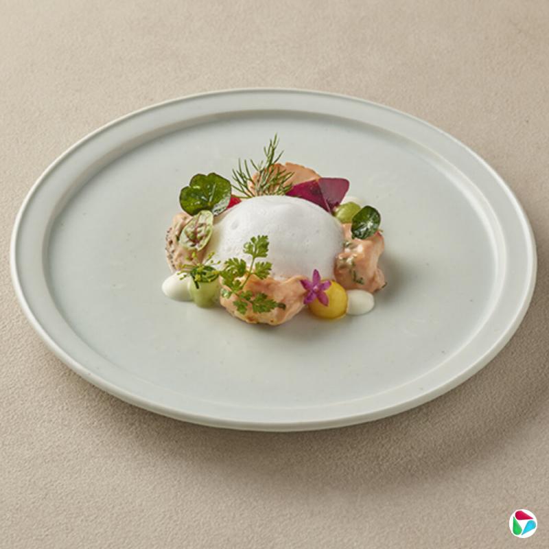 周三午餐上的鲜虾、扇贝、鲍鱼配时令秋蔬,佐千岛酱。