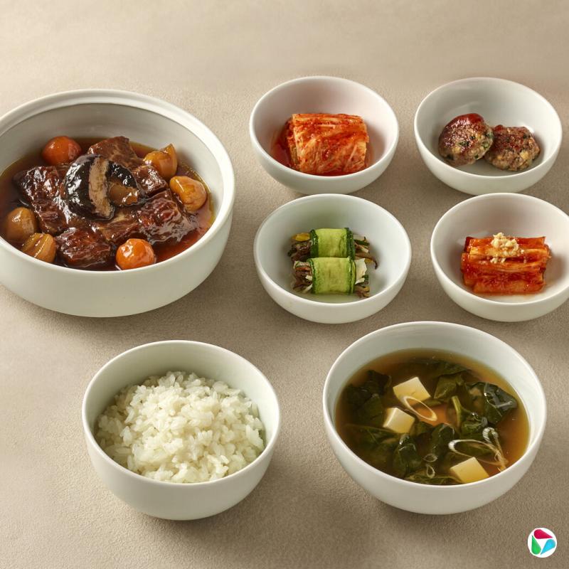 周三午餐上的韩式炖牛肋排(采用美国牛肉制作),配米饭及泡菜、番茄酱牛肉饼等配菜。