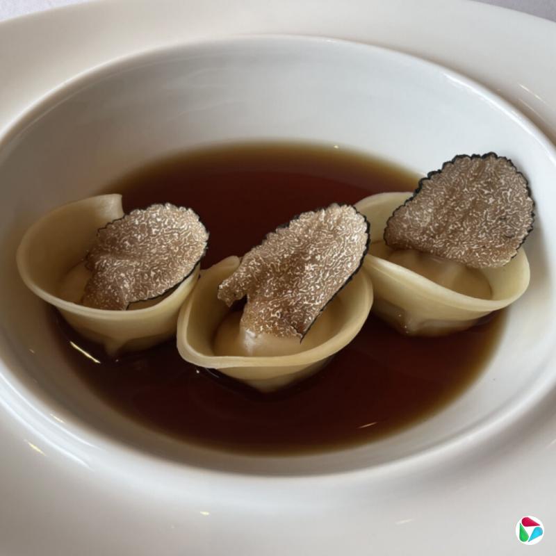 周三晚餐上的韩式乌鸡饺子、牛肝菌清汤配松露。