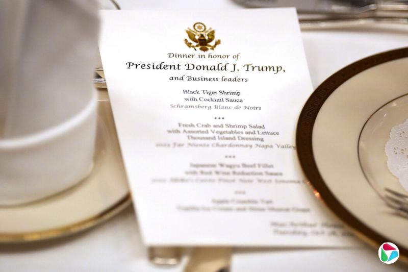 周二在美国驻东京大使官邸举行的晚宴菜单,该晚宴招待了美总统特朗普及商界领袖。