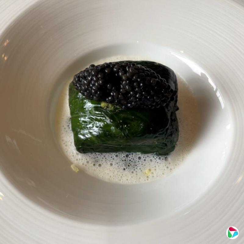 周三晚餐上的比目鱼、海藻奶油浓汤和韩国鱼子酱。