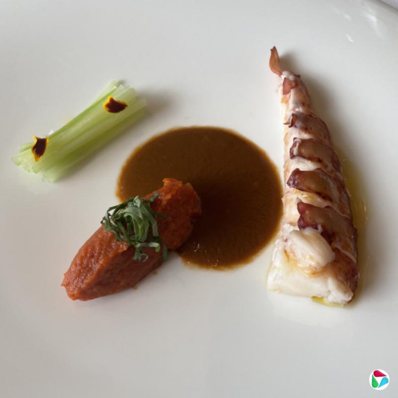 周三晚餐上的水煮龙虾尾配番茄酱汁及浓汤。