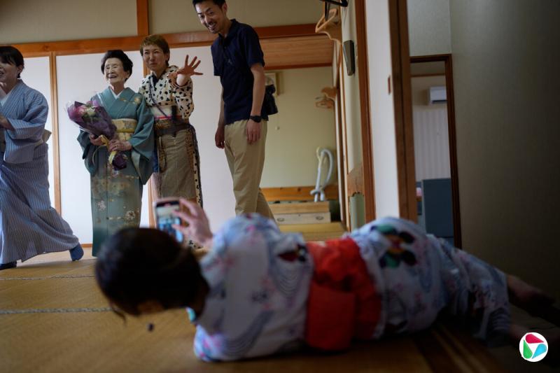 天川手持鲜花,出席餐厅60周年庆典活动。