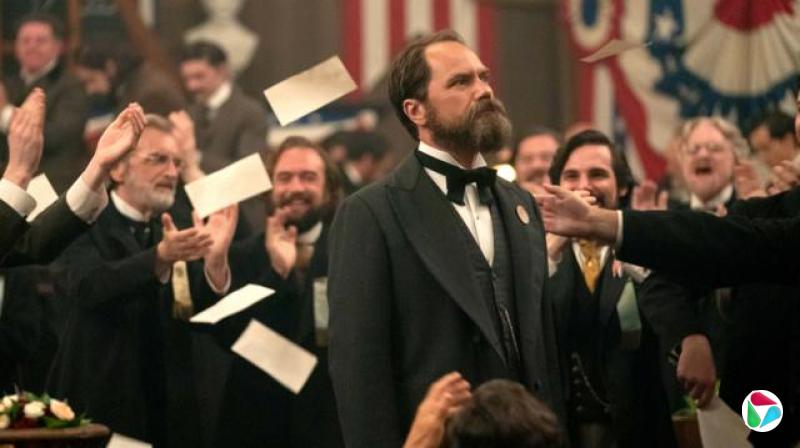 《雷殛元首》剧照:接受欢呼中的加菲尔德总统(中)