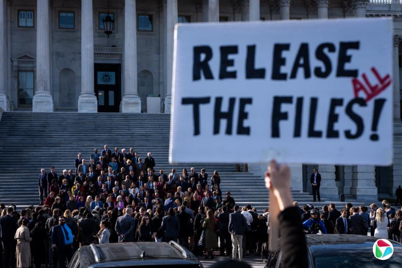 上周国会大厦外的示威者。当共和党人为中期选举做准备,部分人士开始谋划特朗普时代后的未来之际,爱泼斯坦事件成为特朗普罕见失去控制的案例。