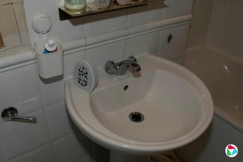 一张警方提供的照片显示,徐超浴室里的空气清新剂中藏有摄像头。