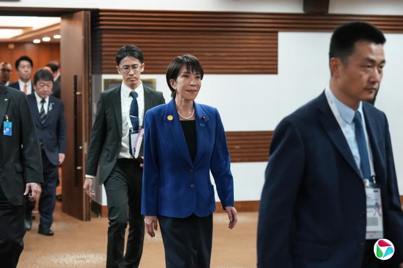 10月,在韩国庆州,日本首相高市早苗抵达与中国领导人会晤的会场。