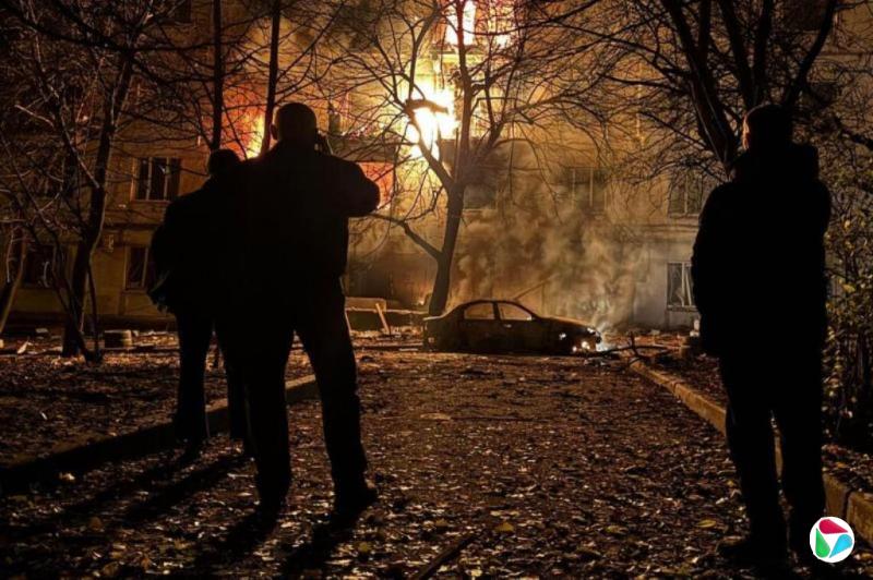 俄无人机大规模袭击扎波罗热市引发火灾