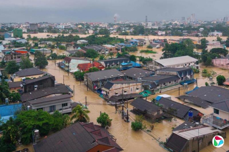 泰国合艾洪水肆虐 居民砸穿屋顶惊险逃生
