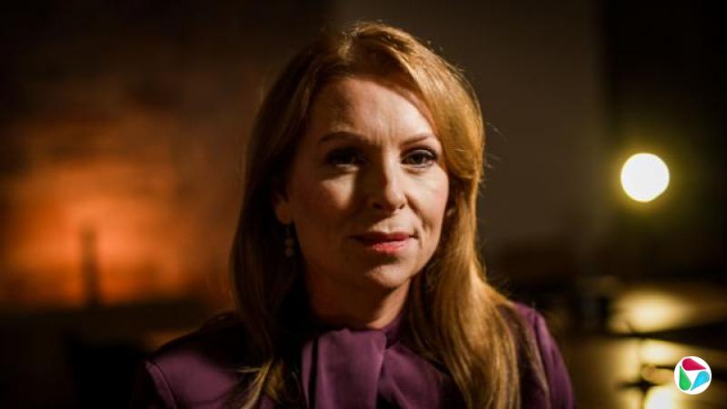 ʲAsh Reganһͷƫֵĺɫһɫ£ڽϸߣǰϵźᡣ߻谵ɫůһչ͵Ĺâಿģ塣