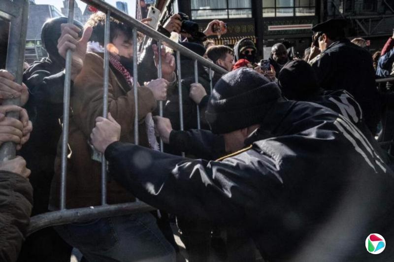 美国纽约抗议移民行动 抗议者围堵国土安全部