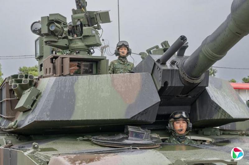 £̨庺ϰڼM1A2TսѵжԱΪŮԡƬ̹˳ΪŮԡ