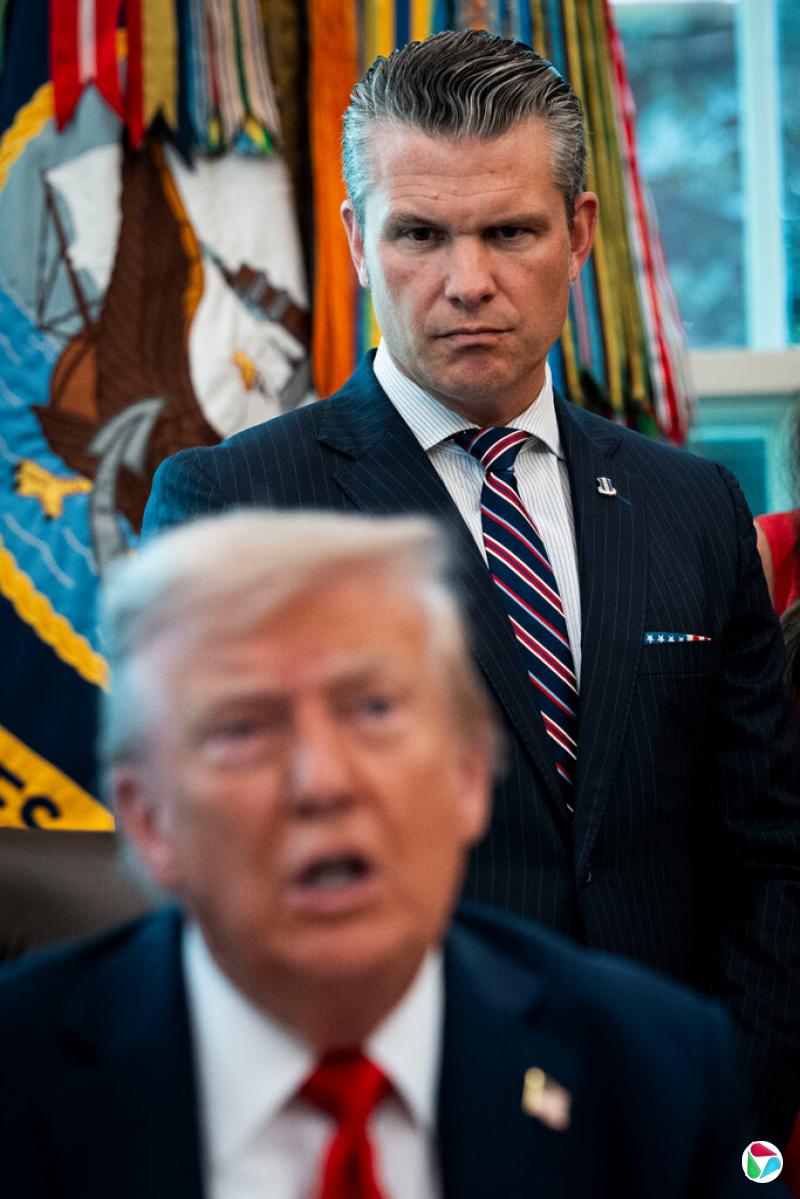 今年早些时候,国防部长皮特·海格塞斯与特朗普总统在椭圆形办公室。