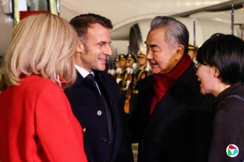 马克龙抵达北京 王毅着红色围巾接机