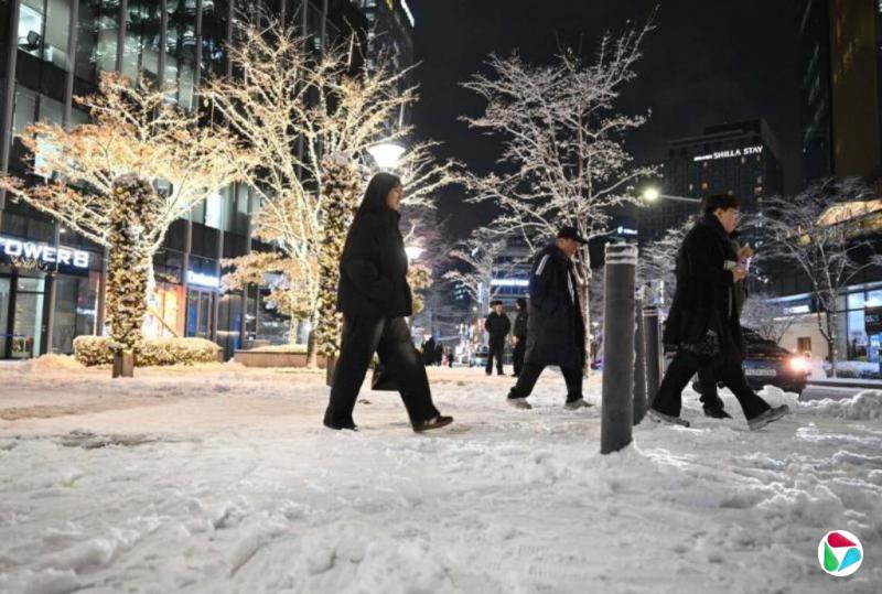 韩国昨晚强降雪 道路结冰出行受阻事故增多