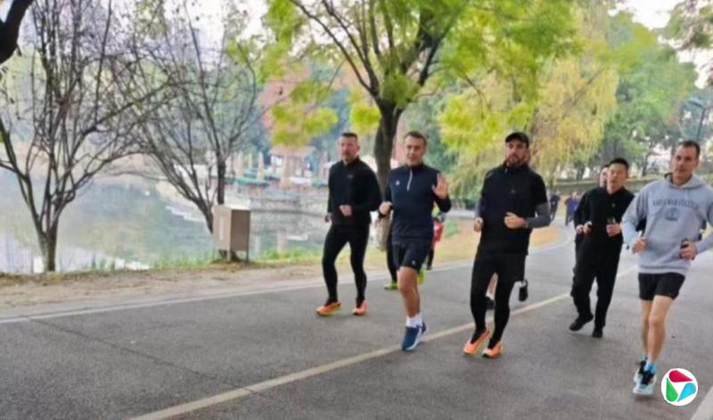 马克龙在成都公园晨跑