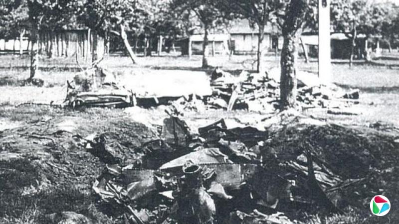 飞行员驾驶的P-47“雷电”战斗机坠毁在地面,几乎完全损毁。