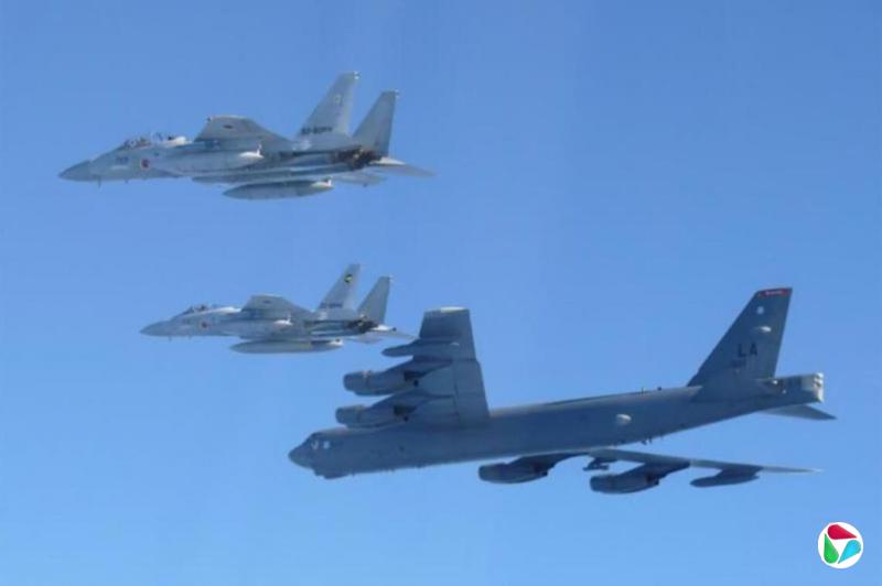 美日轰炸机一同飞越日本海 展现军事实力