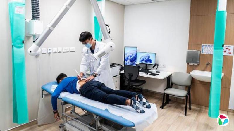 2025年12月9日,医生在香港中医医院(CMHHK)进行艾灸治疗。