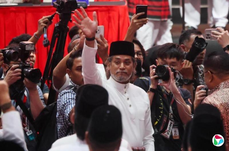 凯利高调现身巫青大会 回归巫统前景受关注