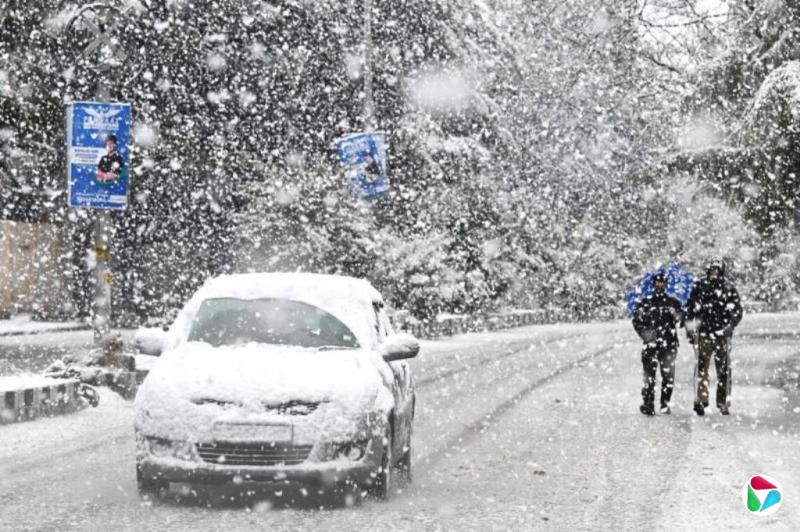 印控克什米尔暴雪多条主路封闭 机场取消所有航班