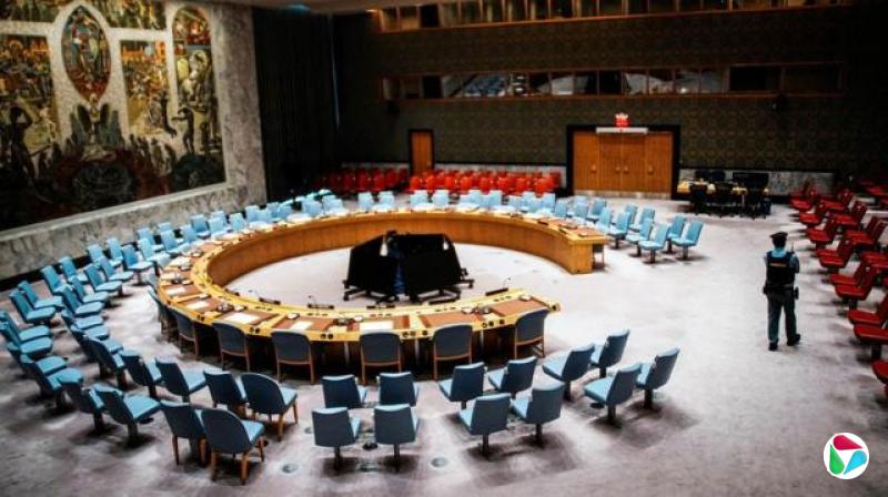 一名联合国安全人员在安理会会议厅外站岗,等待安理会于2025年9月就一项要求加沙停火的决议草案进行表决