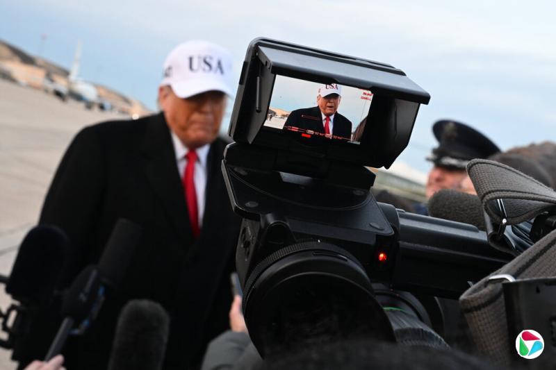 本月,特朗普在返回白宫途中对记者讲话;同一天,他在密歇根州参观福特工厂时向一名工人竖起了中指。