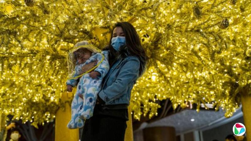 一名香港母亲抱着小孩