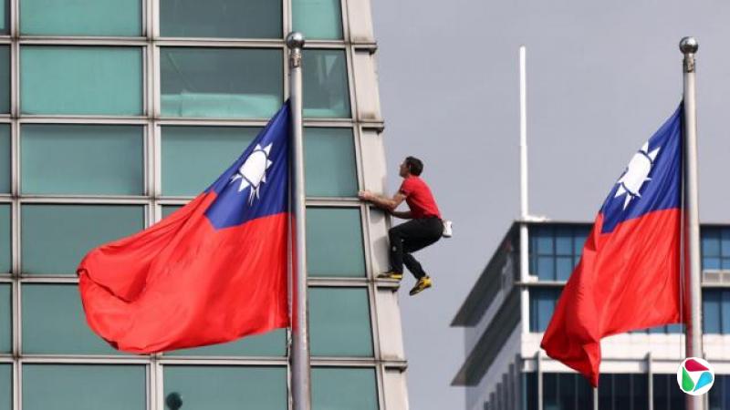 美国著名攀岩家艾力克斯·霍诺德(Alex Honnold)徒手攀爬“台北101”