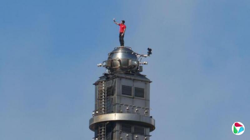 美国著名攀岩家艾力克斯·霍诺德(Alex Honnold)徒手爬上“台北101”顶端
