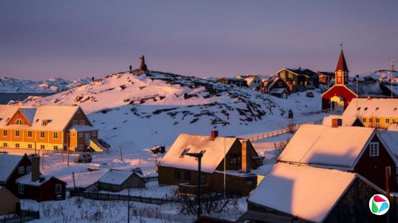 格陵兰首都努克的一处积雪覆盖地带,夕阳正在缓缓落下