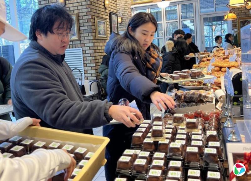 姜贵瑛:高物价时代的微奢品 韩国“迪拜Q饼”爆红